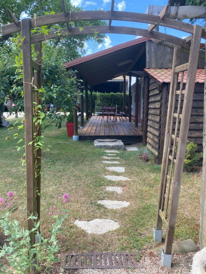 Mobilhome Sous Chalet En Bois A La Ferme Josnes Exterior foto